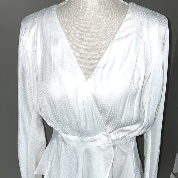 Express brand like new women’s long sleeve blouse white , size small. - Picture 2 of 10